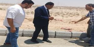 محافظ مطروح يتفقد أعمال تطوير طريق مطار العلمين الدولي - كورة نيوز
