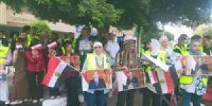 مواطنون يوجهون التحية للرئيس السيسى أثناء التصويت بانتخابات مجلس الشيوخ ..ويرفعون صوره - كورة نيوز