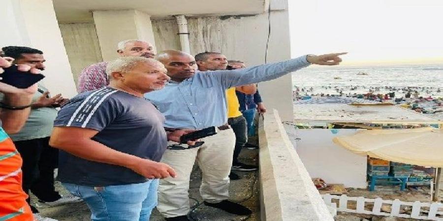 رئيس مصايف الإسكندرية في جولة تفقدية للتأكيد على إخلاء البحر بعد المواعيد الرسمية - كورة نيوز