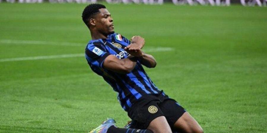 مانشستر سيتي يزاحم برشلونة في سباق التعاقد مع دومفريس - كورة نيوز