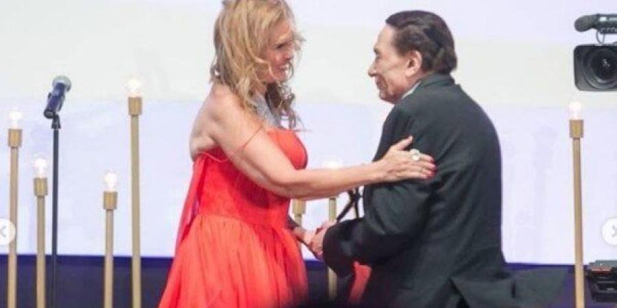 يسرا تهنئ الزعيم عادل إمام بمناسبة حفل زفاف حفيده - كورة نيوز