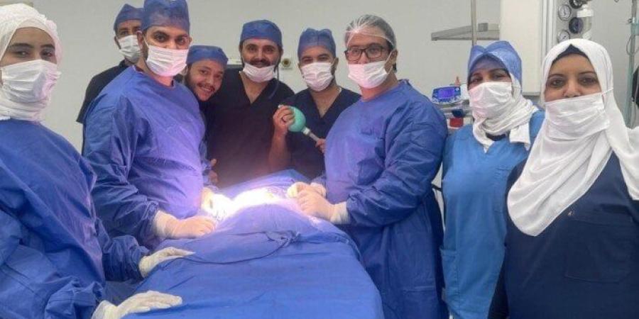 جراحة دقيقة تنقذ مريضًا من الشلل وتعيد له الحركة بمستشفيات المنوفية - كورة نيوز