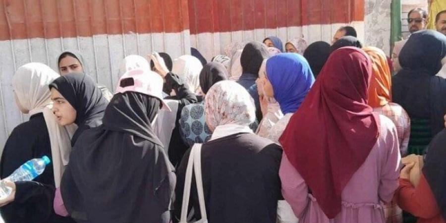 بدء توافد طلاب الثانوية العامة 2025 على اللجان لأداء الامتحانات - كورة نيوز