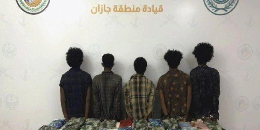 ضبط 5 أشخاص لمحاولتهم تهريب كمية من الحشيش المخدر بمنطقة جازان - كورة نيوز
