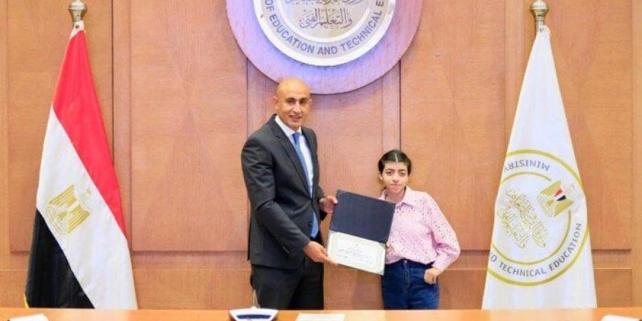 وزير التعليم يكرم أوائل الثانوية العامة: «فخورون بكم وبما حققتموه من تفوق» - كورة نيوز