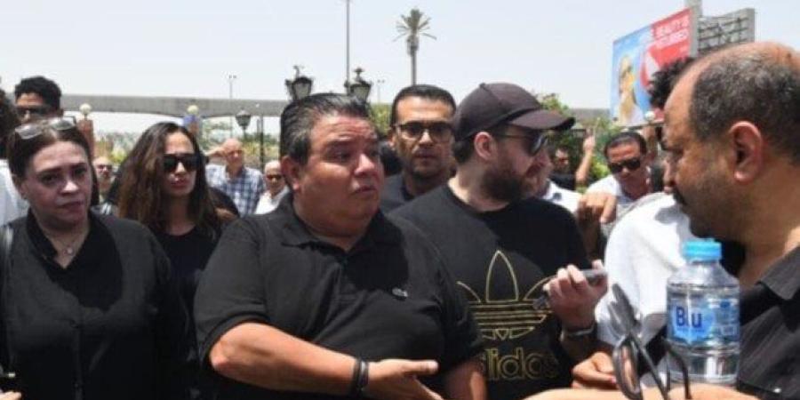 أبرزهم أحمد رزق.. نجوم الفن يساندون خالد جلال في جنازة شقيقه - كورة نيوز