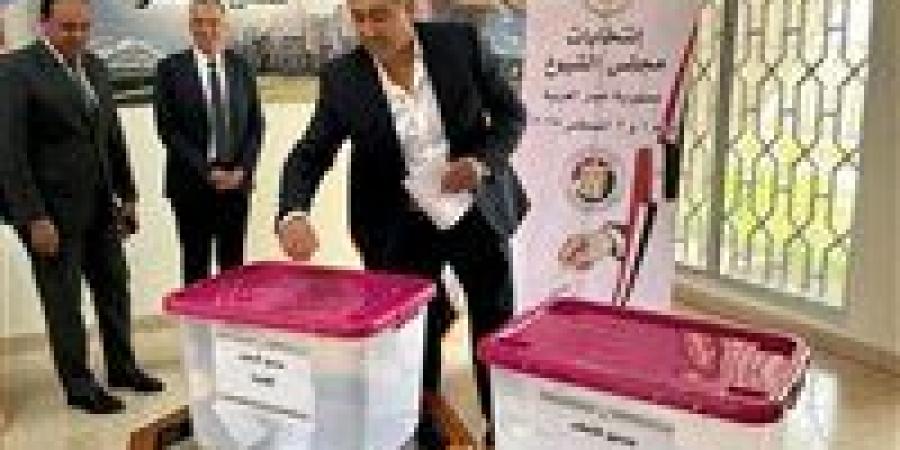 استمرار توافد أبناء الجالية المصرية بسلطنة عمان على السفارة للتصويت في انتخابات مجلس الشيوخ - كورة نيوز